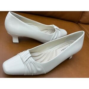 Easy Street Pumps Women 7M White Excellent Pleated Knot Square Toe Kitten Heel